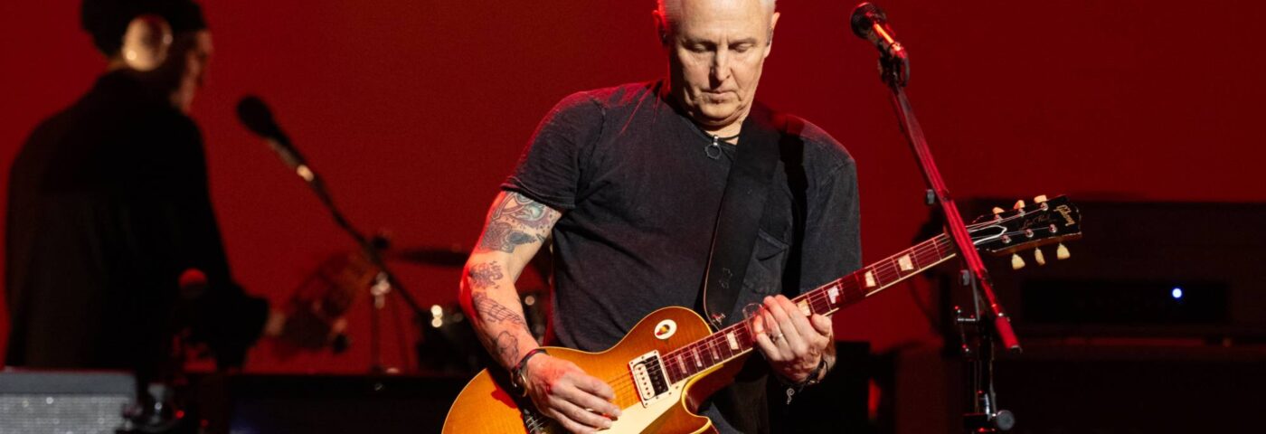 Regardez Mike McCready de Pearl Jam tomber de scène mais continuer à jouer de la guitare en solo