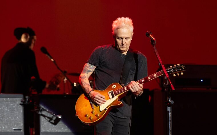 Regardez Mike McCready de Pearl Jam tomber de scène mais continuer à jouer de la guitare en solo