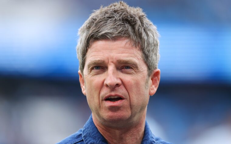 Regardez Noel Gallagher refuser de faire le Poznan en pleine mer de fans en fête de Man City