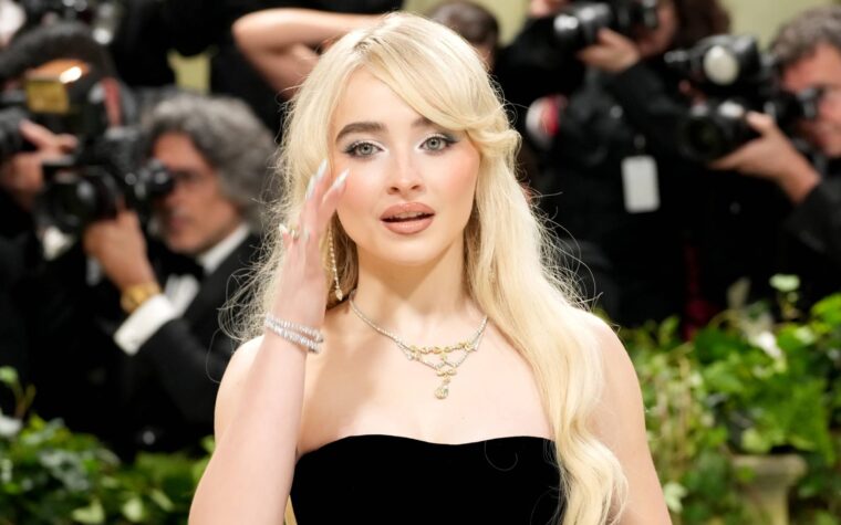Regardez Sabrina Carpenter interpréter « Espresso » et plus encore lors des débuts de « SNL »