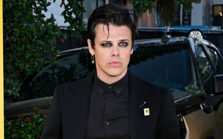 Regardez Yungblud reprendre KISS "I Was Made For Loving You" de la bande originale de "The Fall Guy"