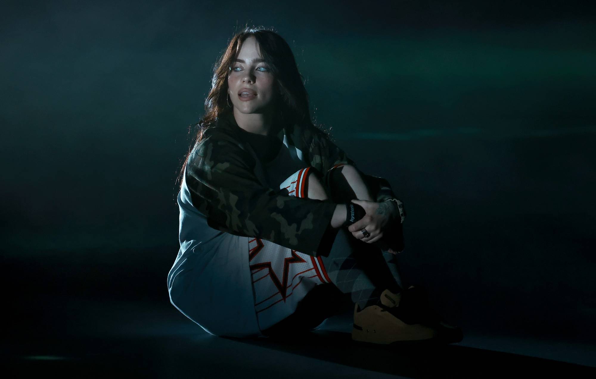 Billie Eilish se produit sur scène lors de la soirée d'écoute de la sortie de l'album "Hit Me Hard And Soft" au Barclays Center le 15 mai 2024 à New York.  (Photo par Arturo Holmes/Getty Images pour ABA)