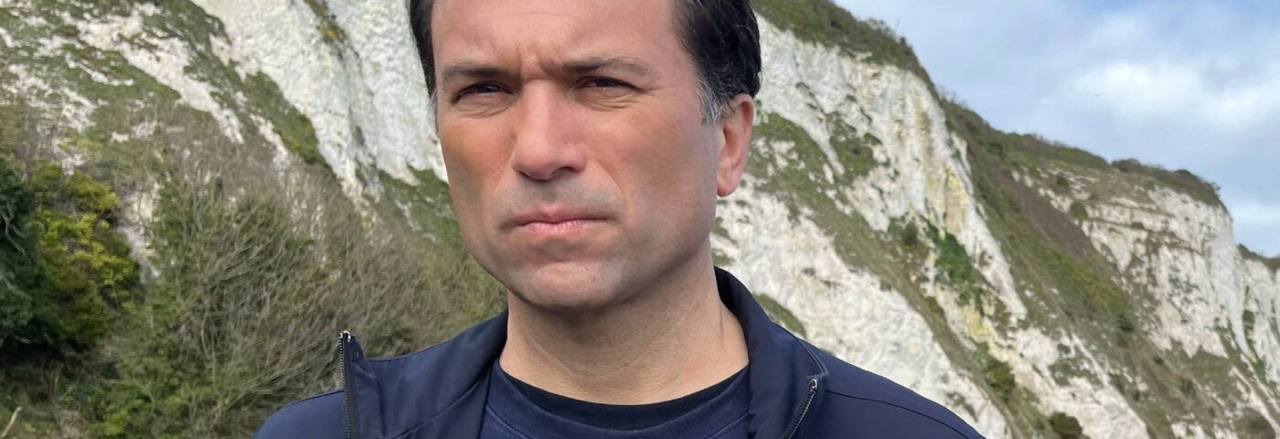 Ros Atkins, présentateur de nouvelles « explicatif » de la BBC, sera DJ à Glastonbury 2024