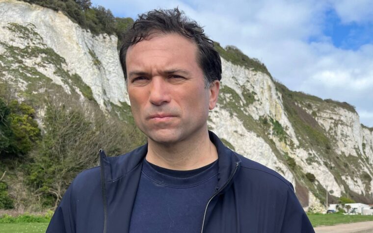 Ros Atkins, présentateur de nouvelles « explicatif » de la BBC, sera DJ à Glastonbury 2024