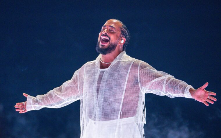 Slimane, candidat français à l'Eurovision, écourte sa répétition pour prononcer un discours inattendu sur la "paix"