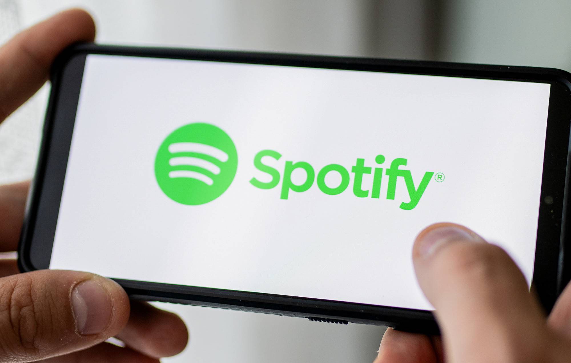 Sur cette photo, un logo Spotify apparaît sur un smartphone.  (Illustration photo par Mateusz Slodkowski/SOPA Images/LightRocket via Getty Images)
