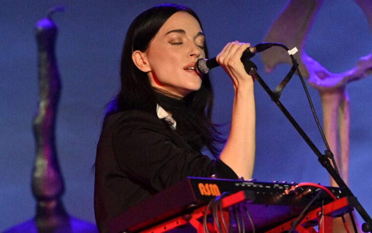 St. Vincent présente de nouvelles chansons pour la tournée "All Born Screaming"
