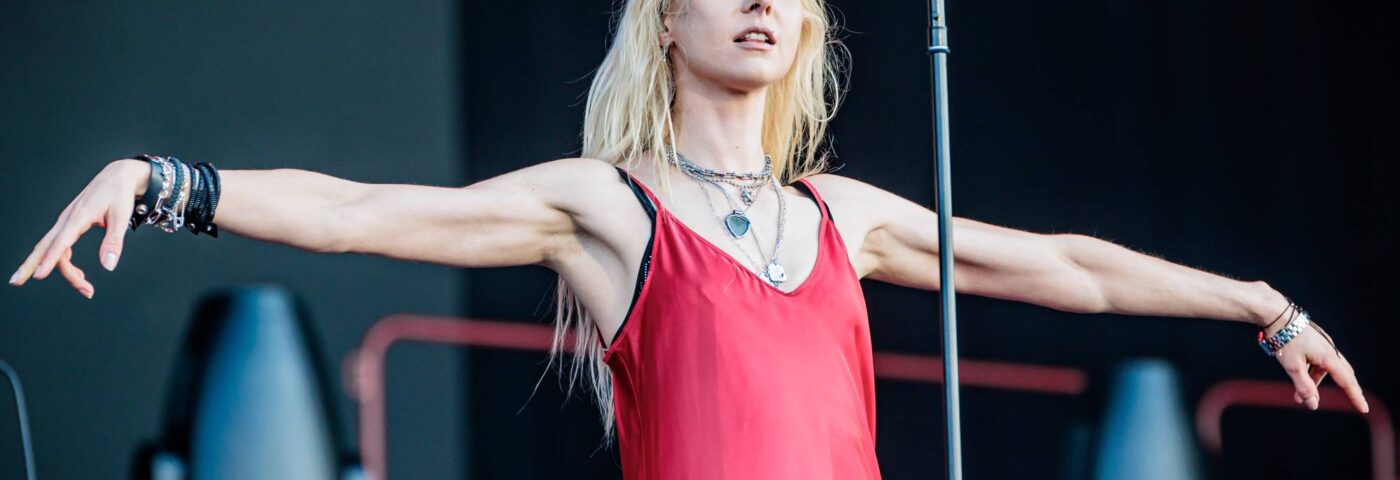 Taylor Momsen de Pretty Reckless se fait mordre par la batte en première partie d'AC/DC