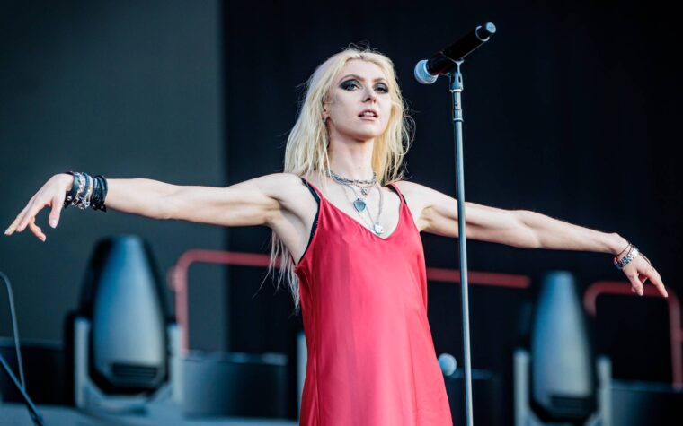 Taylor Momsen de Pretty Reckless se fait mordre par la batte en première partie d'AC/DC