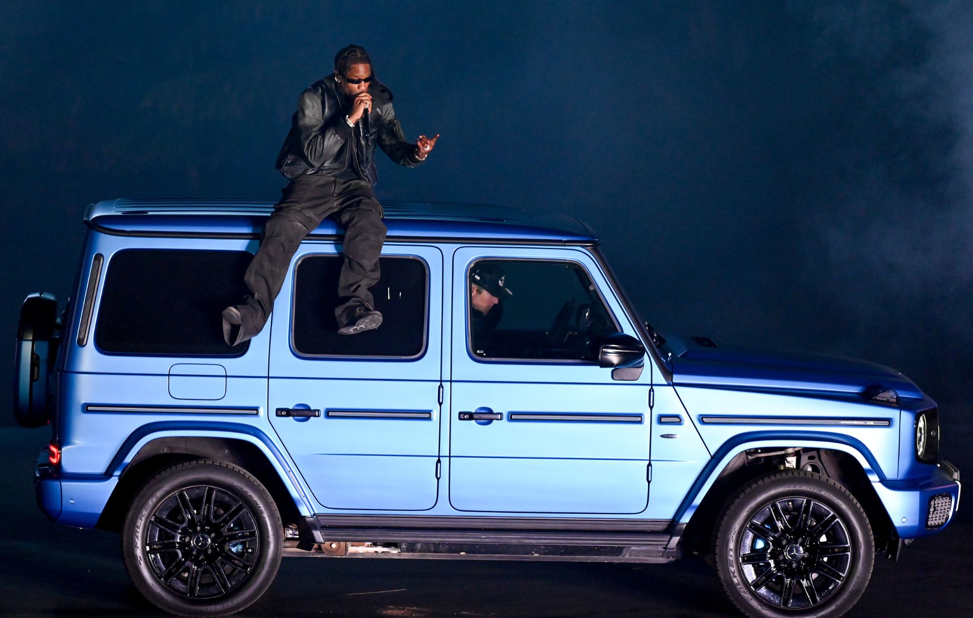 Travis Scott se produit lors de la toute nouvelle première mondiale de la Mercedes-Benz Classe G à Los Angeles, qui s'est tenue au Franklin Canyon Park le 23 avril 2024 à Beverly Hills, en Californie. 