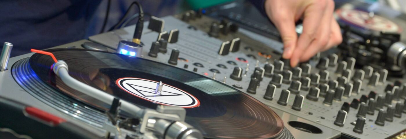 Un homme dit qu'apprendre à devenir DJ a aidé à « réveiller mon cerveau » après une blessure