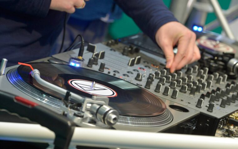 Un homme dit qu'apprendre à devenir DJ a aidé à "réveiller mon cerveau" après une blessure