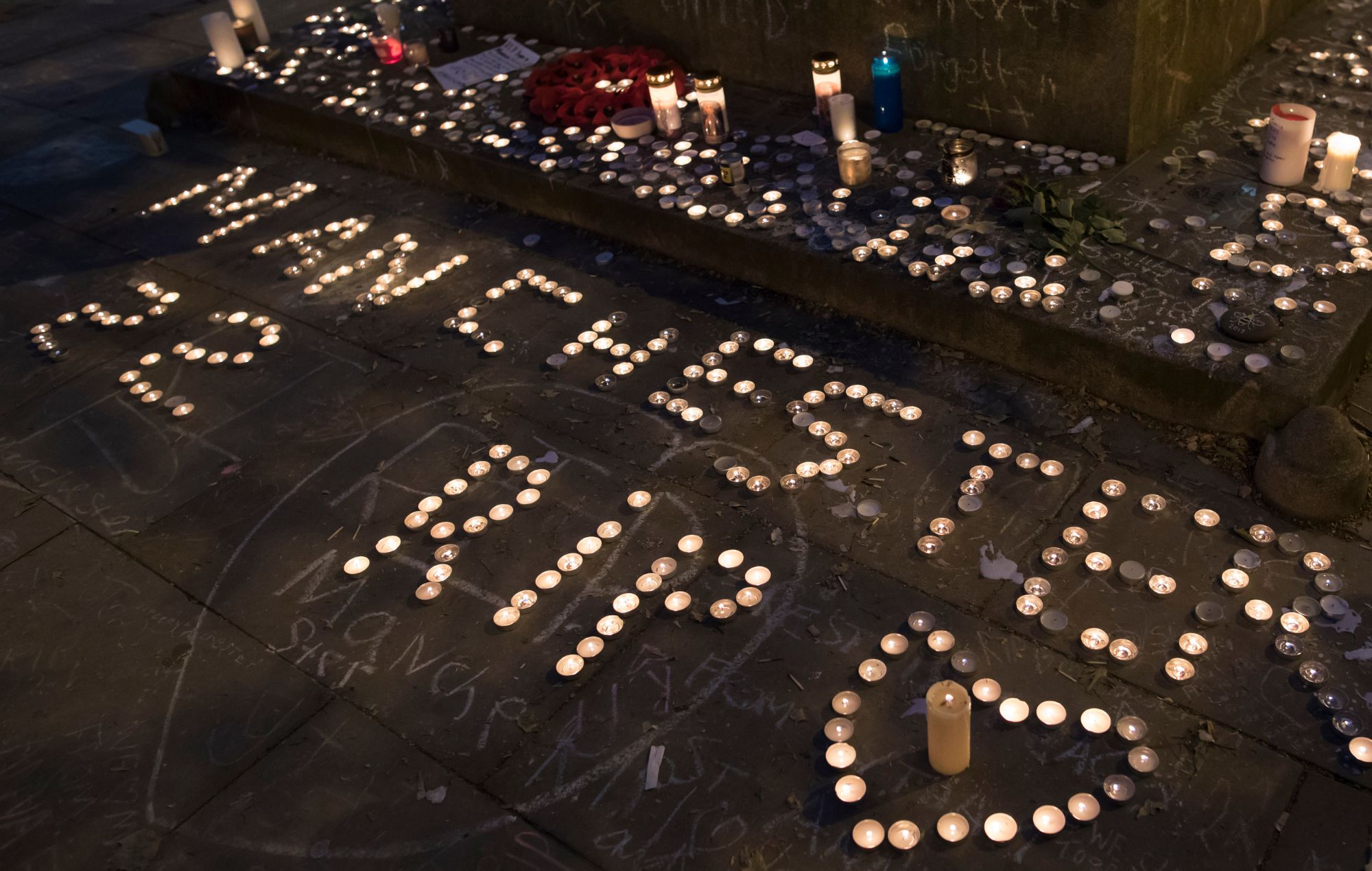 Des bougies commémoratives sont vues lors d'une veillée une semaine après un attentat à la bombe à la Manchester Arena.
