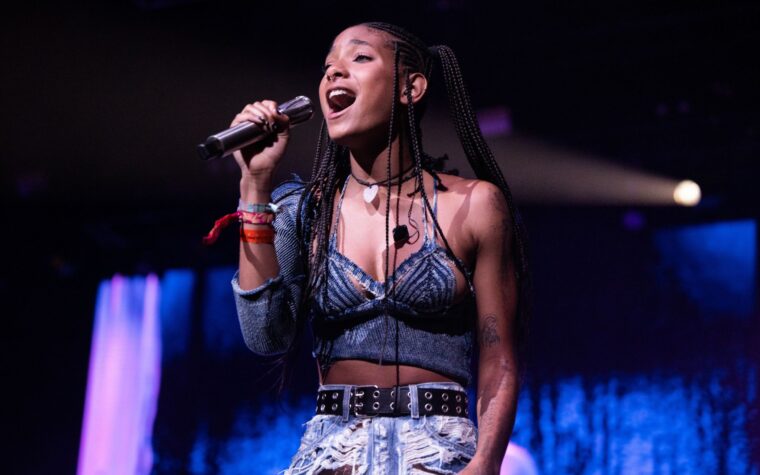 Willow Smith admet son "insécurité" d'être un "bébé népo"