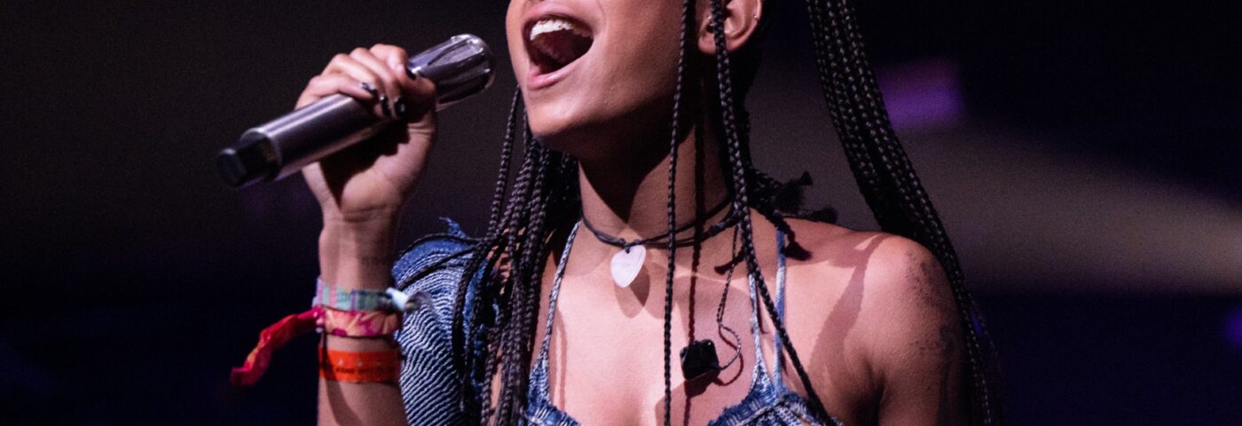 Willow présente un nouveau morceau funky « Run ! »  pendant le set « Tiny Desk »