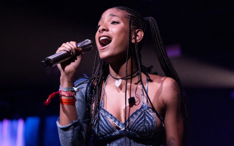 Willow présente un nouveau morceau funky « Run ! »  pendant le set "Tiny Desk"