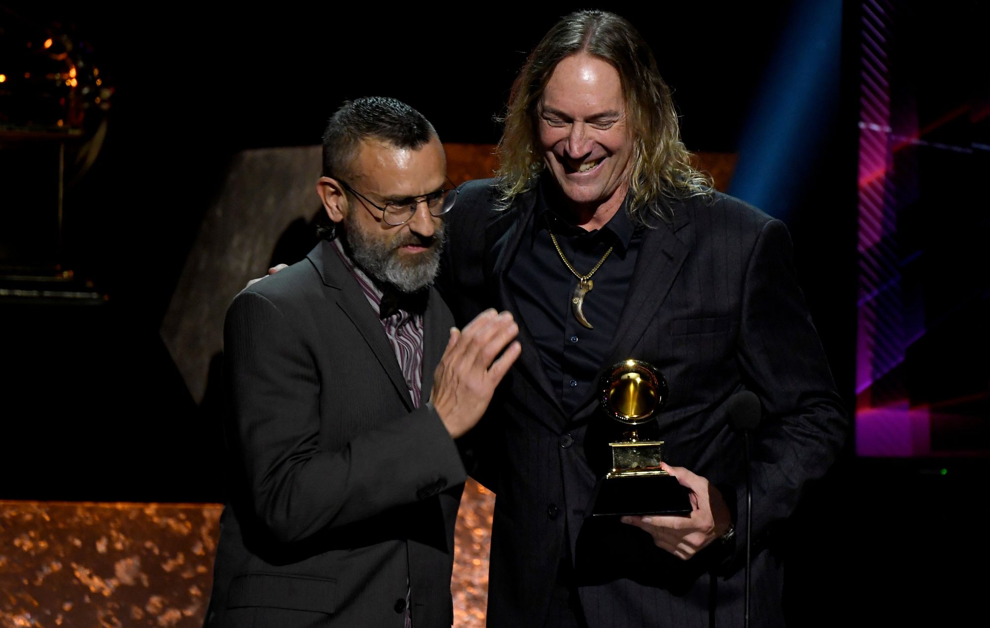Justin Chancellor et Danny Carey de Tool acceptent la meilleure performance métal pour « 7empest » sur scène lors de la 62e édition des GRAMMY Awards
