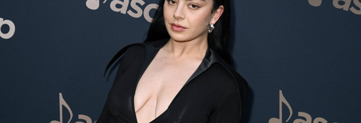 Charli XCX admet qu'elle « ne s'est jamais vraiment sentie acceptée » sur la scène musicale britannique