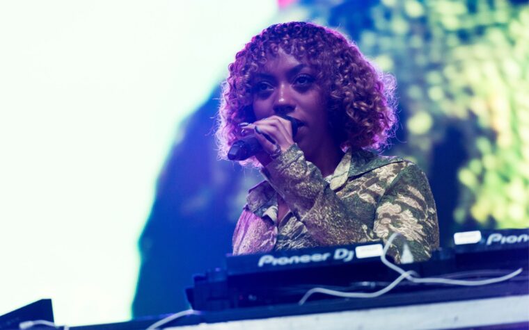 Nia Archives révèle son intention de se produire dans le train en direction de Glastonbury