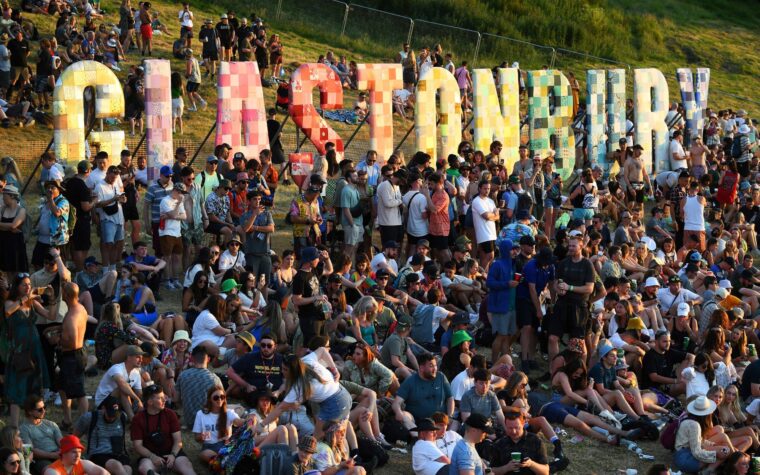 Les fans réagissent alors que la programmation complète et le calendrier de Glastonbury 2024 révèlent de nouveaux noms et affrontements