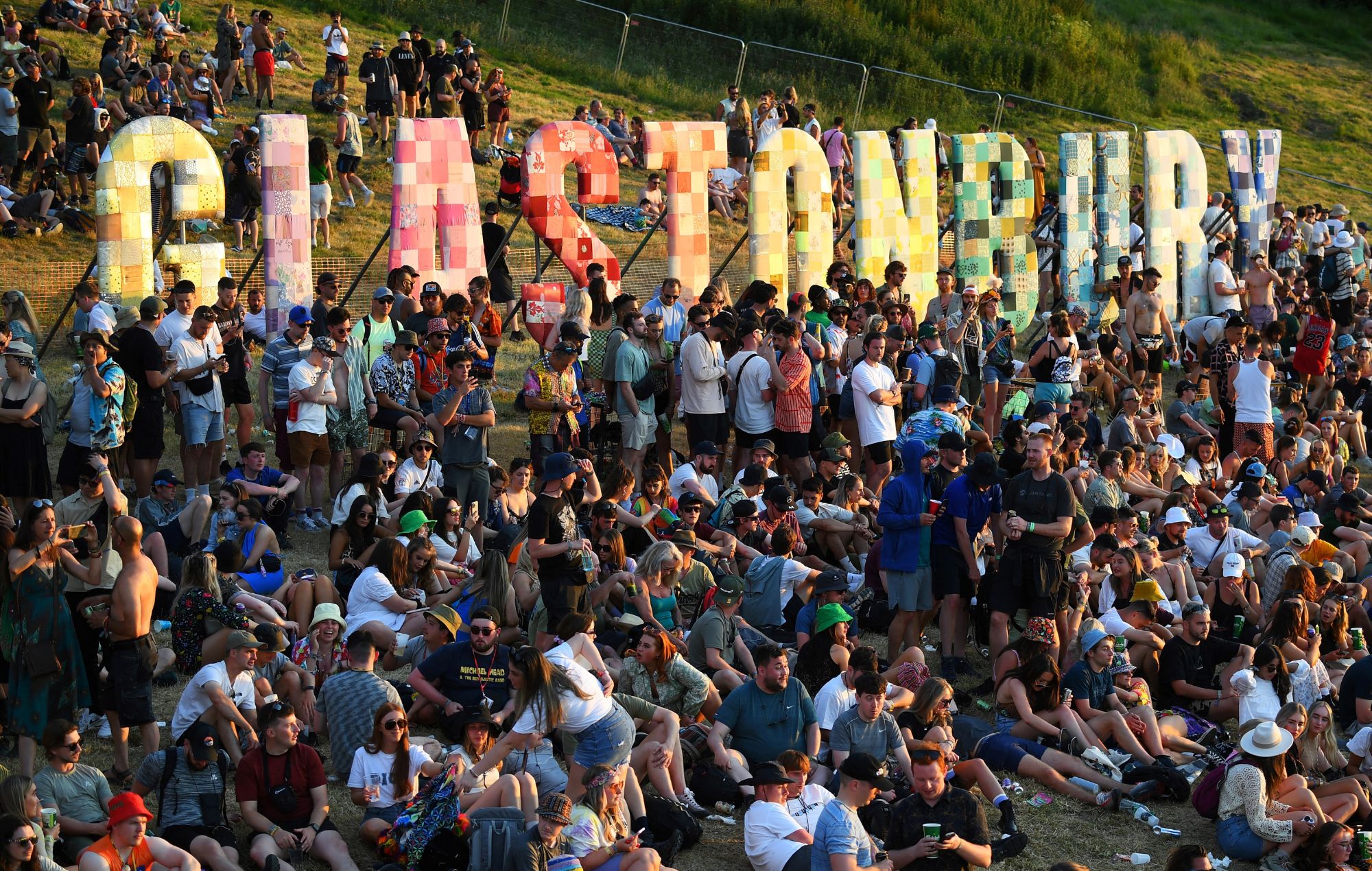 Les festivaliers assistent au festival de Glastonbury près du village de Pilton dans le Somerset