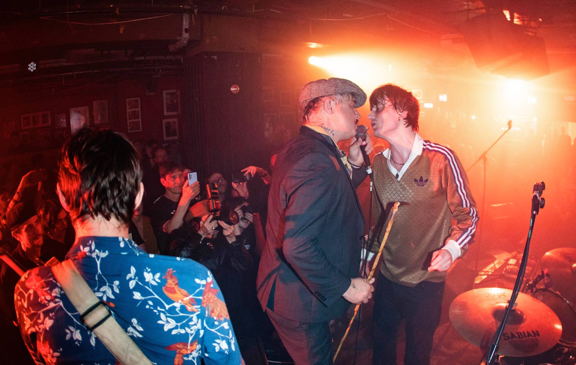 Pete Doherty se produit avec Trampolene à la fête d'anniversaire Strap Originals au 100 Club de Londres.  Crédit : Barnaby Fairley