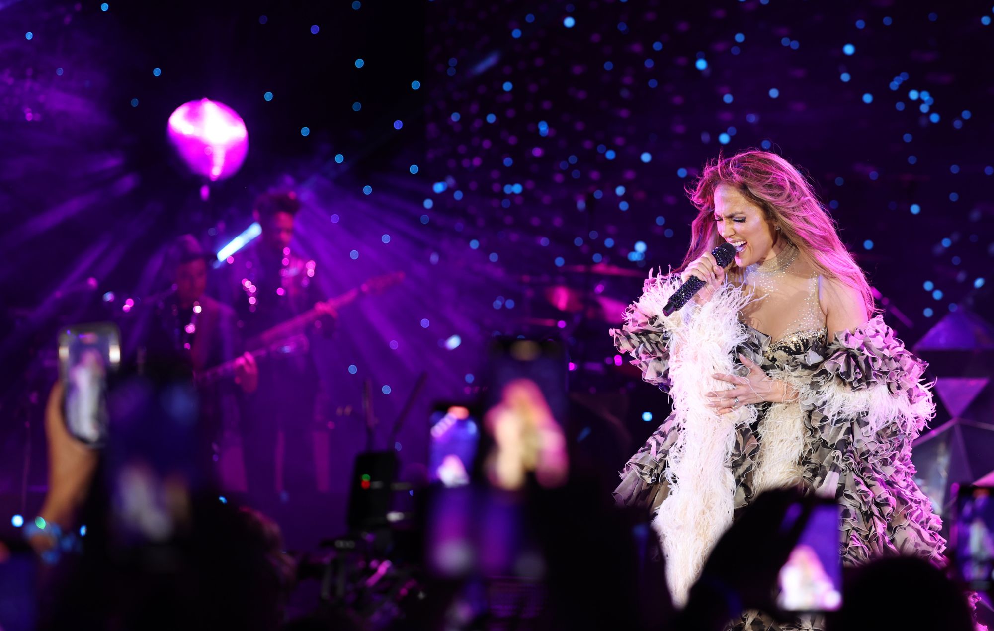 Jennifer Lopez se produit sur scène