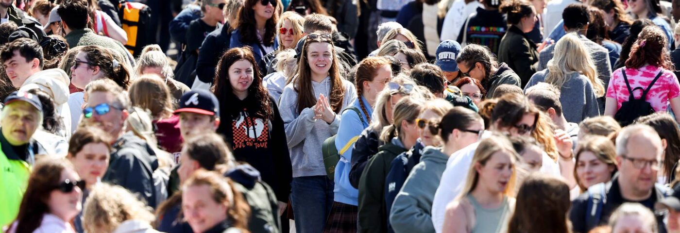 Les fans font la queue depuis des jours avant que Taylor Swift ne donne le coup d'envoi de la tournée UK Eras à Édimbourg ce soir.