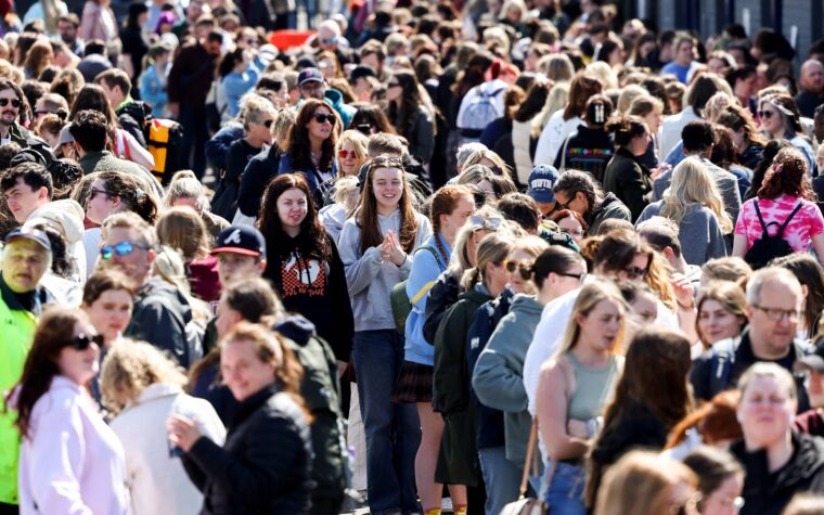 Les fans font la queue depuis des jours avant que Taylor Swift ne donne le coup d'envoi de la tournée UK Eras à Édimbourg ce soir.