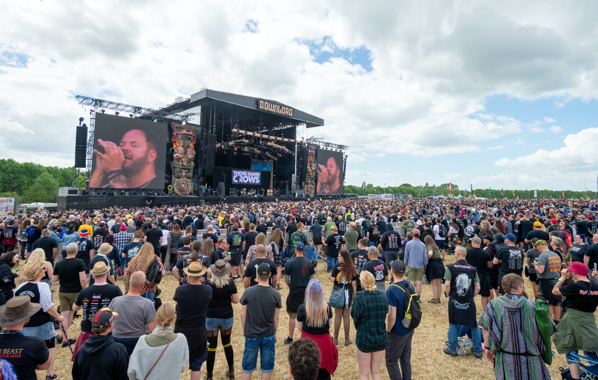 La foule sur la scène principale du téléchargement du Festival 2022