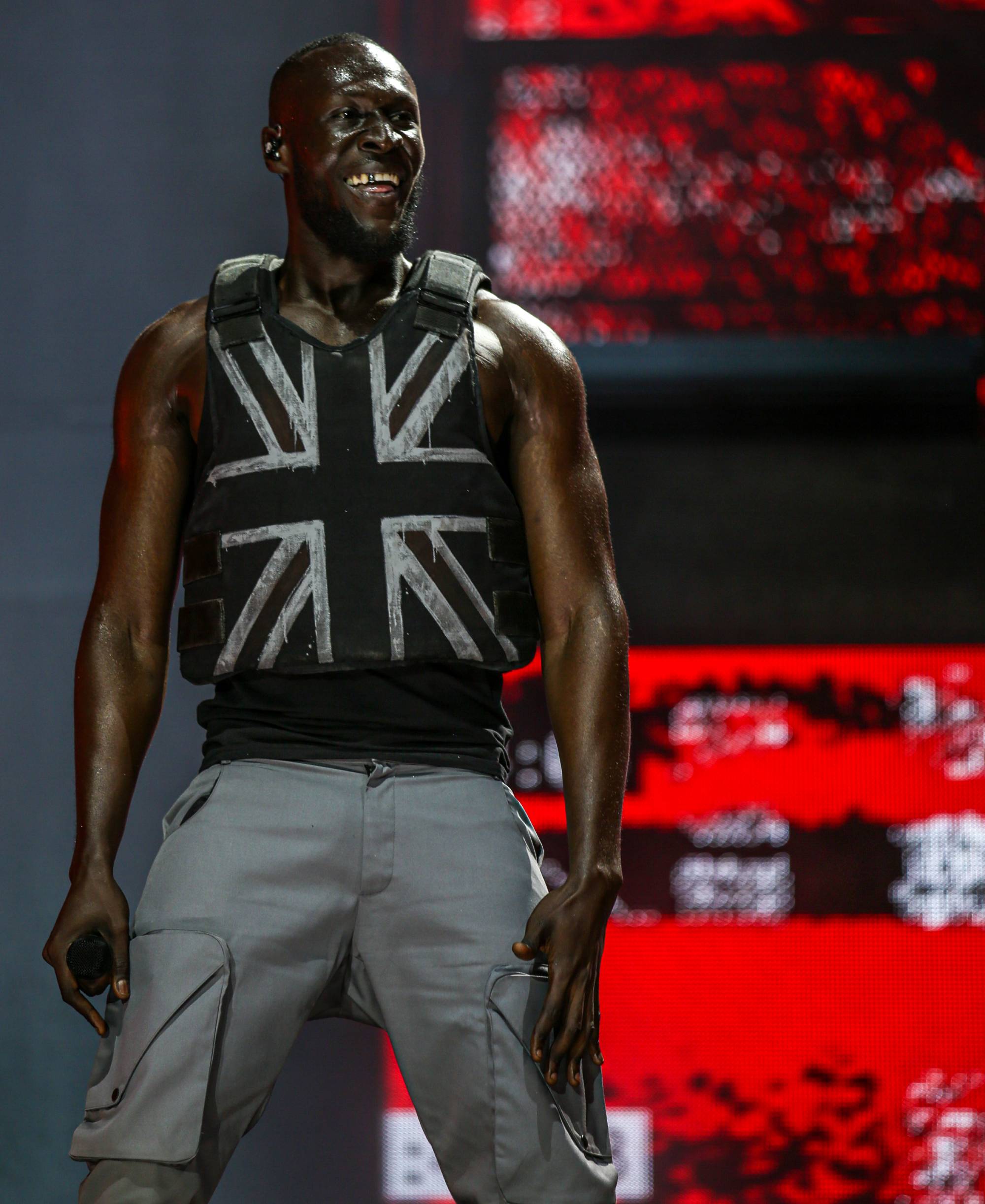 Stormzy, portant un gilet anti-couteau conçu par l'artiste Banksy, se produit sur la scène Pyramid au festival de Glastonbury 2019.  Crédit : Matt Cardy/Getty