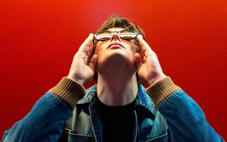 Jack Jones de Trampolene annonce son premier album solo avec le nouveau single "Breathe"