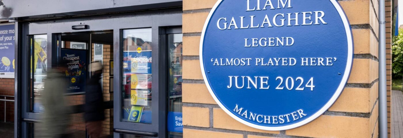 Plaque bleue installée au Manchester Lidl pour honorer Liam Gallagher qui y joue « presque »