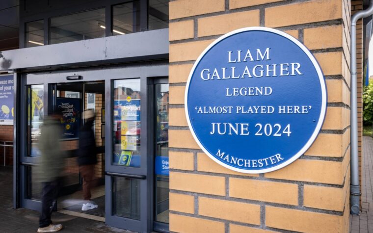 Plaque bleue installée au Manchester Lidl pour honorer Liam Gallagher qui y joue "presque"