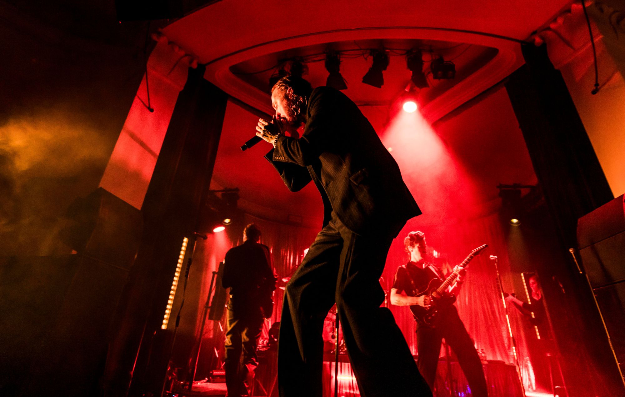 Frank Carter de Frank Carter & The Rattlesnakes se produit sur scène en 2024. 