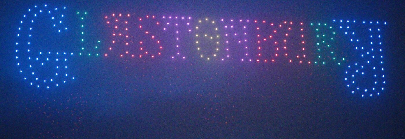 Regardez les images du spectacle de drones et de feux d'artifice de Glastonbury 2024