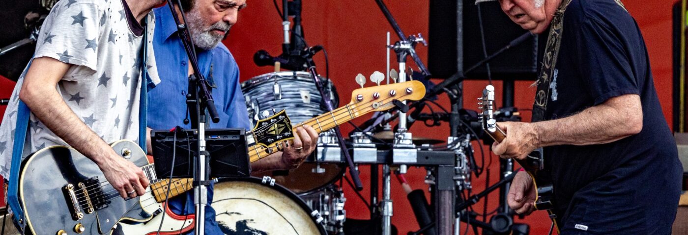 Neil Young et Crazy Horse font une « pause » de leur tournée à cause d'une maladie
