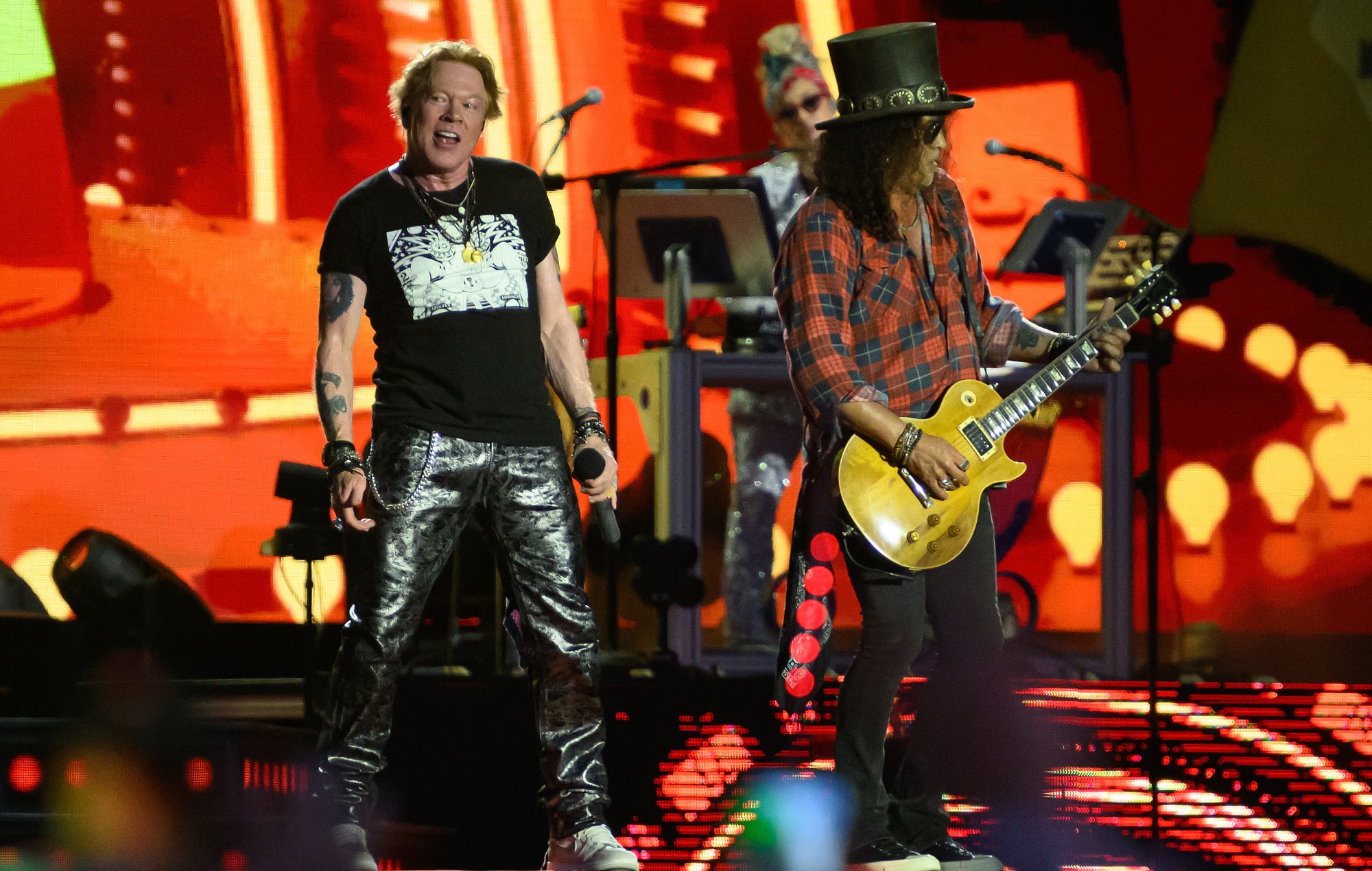 Axl Rose et Slash of Guns N' Roses se produisent sur la scène Pyramid le quatrième jour du festival de Glastonbury 2023
