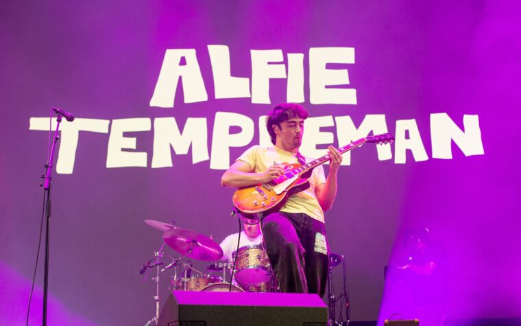 Alfie Templeman annonce une tournée au Royaume-Uni, en Europe, aux États-Unis et au Mexique