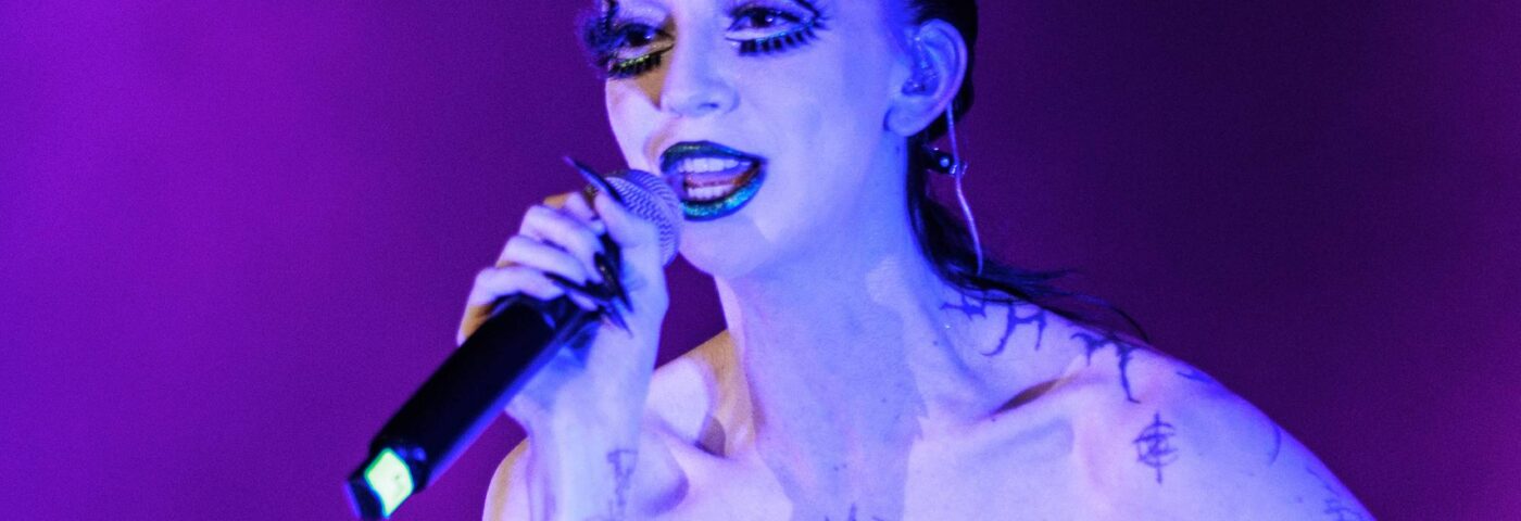 Bambie Thug dédie la reprise de « Zombie » des Cranberries à la Palestine sur Download