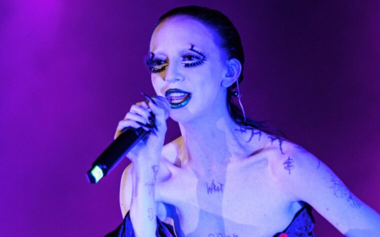 Bambie Thug dédie la reprise de "Zombie" des Cranberries à la Palestine sur Download