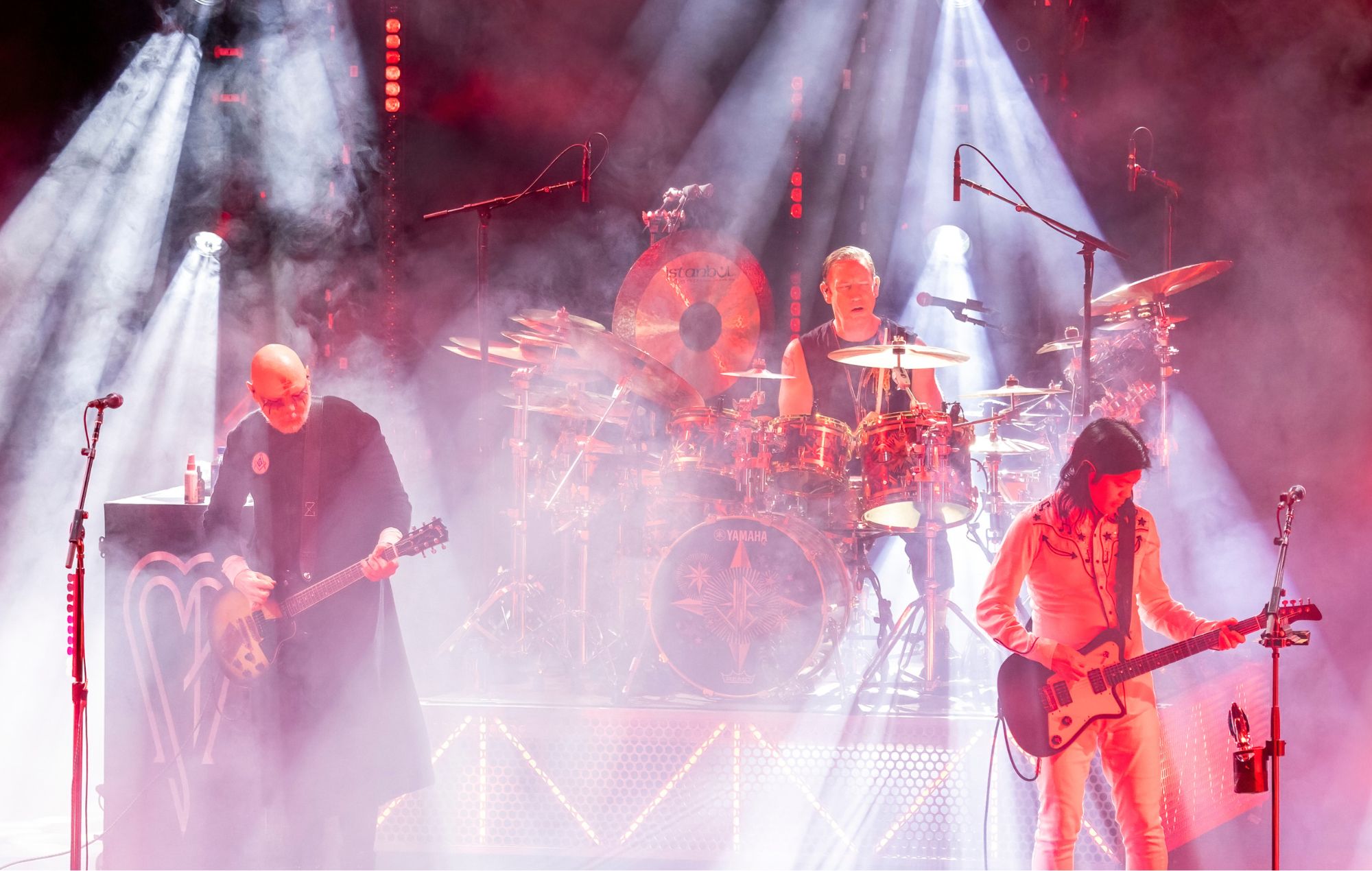 Billy Corgan, Jimmy Chamberline et James Iha des Smashing Pumpkins se produisent en direct