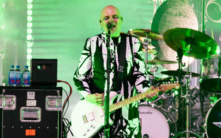 Billy Corgan "s'adresse à l'éléphant (rhinocéros) dans la pièce" à propos de ses commentaires sur le fait qu'il ne voulait pas jouer les tubes des Smashing Pumpkins