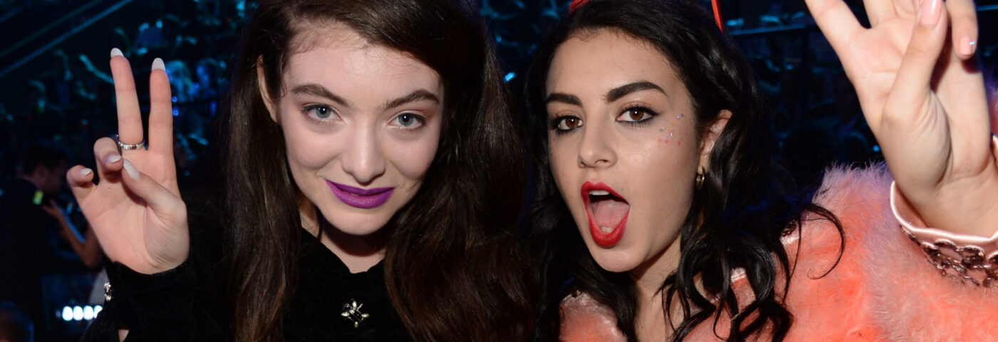 Charli XCX annonce le remix de « Girl, so confusion » avec Lorde