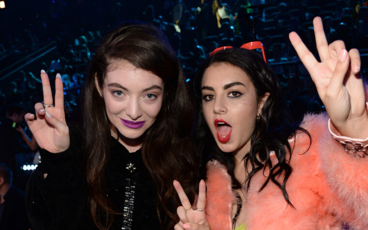 Charli XCX annonce le remix de "Girl, so confusion" avec Lorde