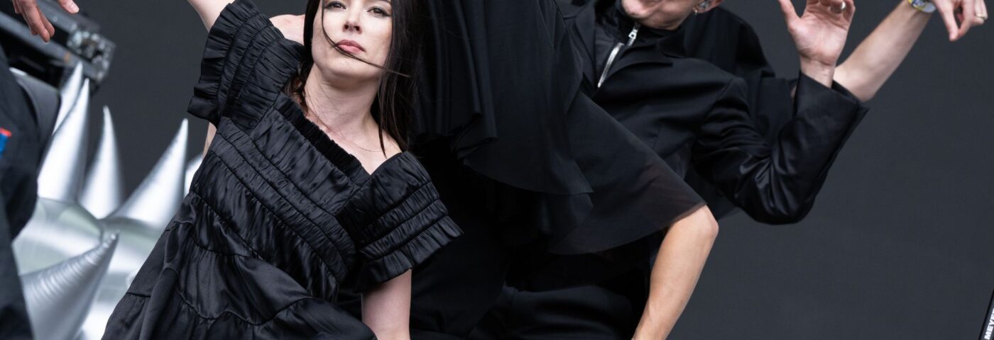 Confidence Man attire une foule massive pour une représentation sur une autre scène