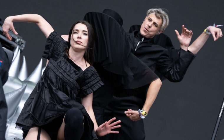 Confidence Man attire une foule massive pour une représentation sur une autre scène