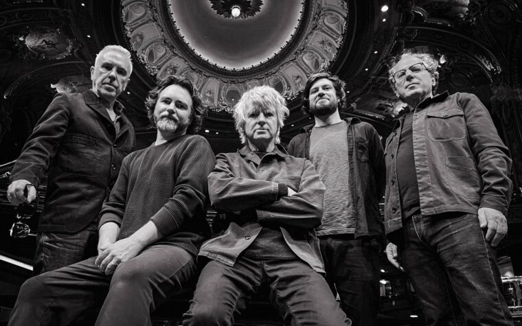 Crowded House annonce la tournée des arènes « Gravity Stairs » au Royaume-Uni en 2024