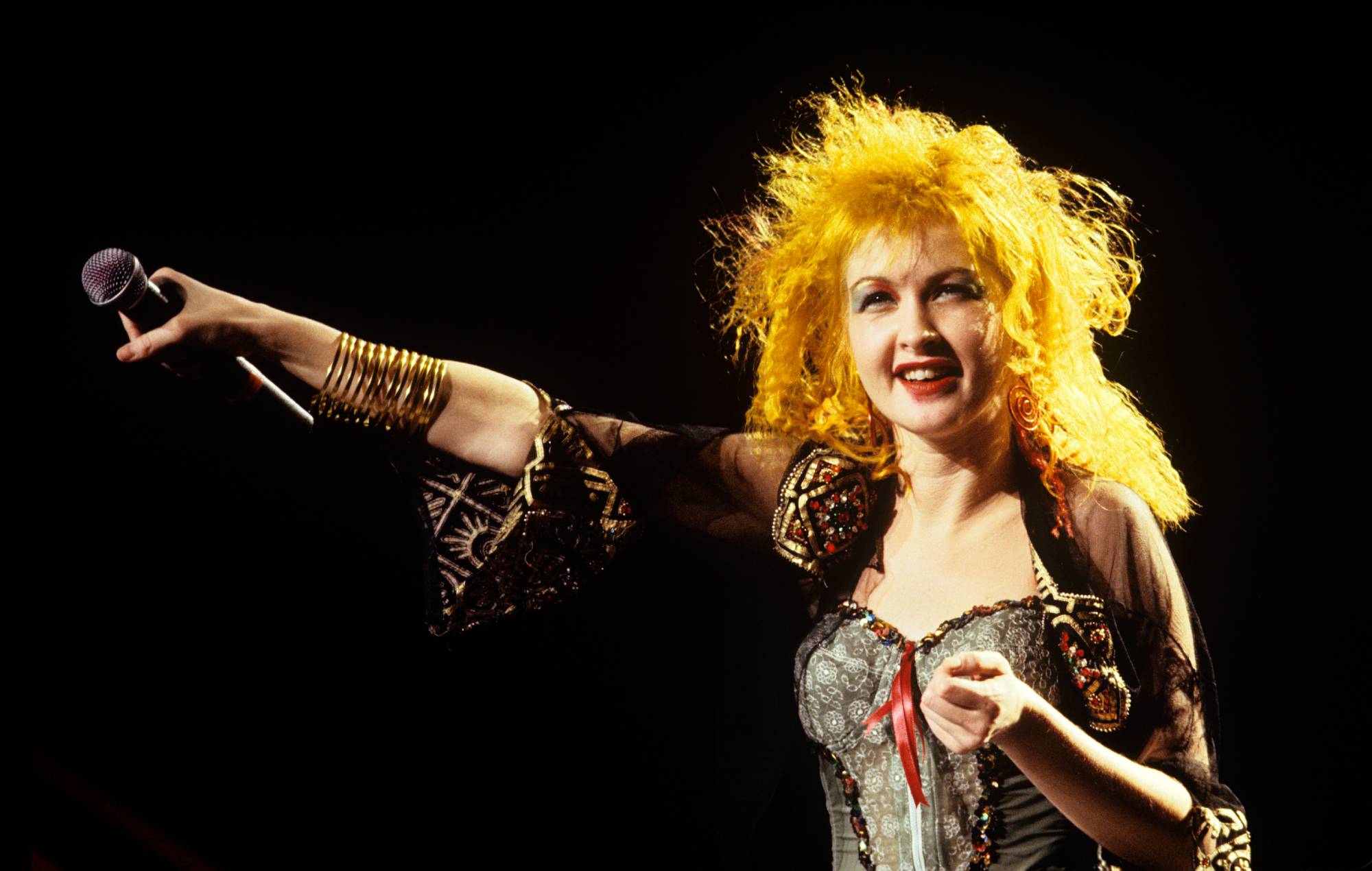 Cyndi Lauper se produisant lors d'un concert de Noël WNEW au Madison Square Garden de New York le 19 décembre 1986. (Photo d'Ebet Roberts/Redferns)