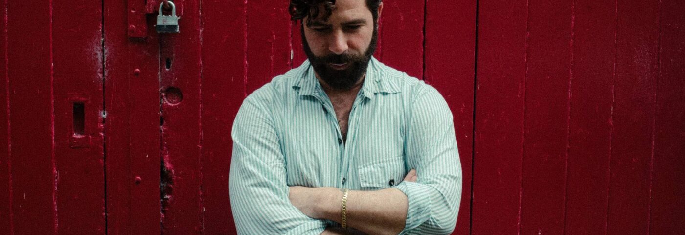 Découvrez le nouveau single politique « Under The Strikes » de Yannis Philippakis des Foals, avec Tony Allen